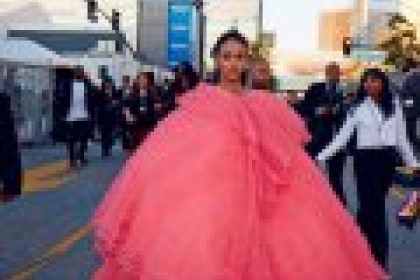 بالصور: فستان ريهانا في الـ"جرامي" يُشعل مواقع التواصل الاجتماعي بالسخرية