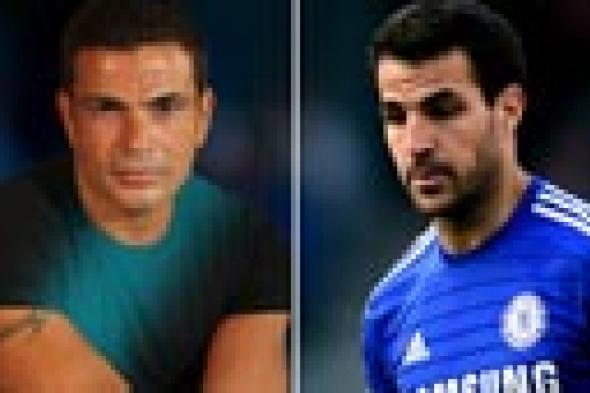 بالفيديو- سيسك فابريجاس لاعب تشيلسي يستمتع بأغاني عمرو دياب