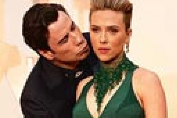 صورة- جون ترافولتا يفاجئ سكارليت جوهانسون بطبع قبلة على وجنتها