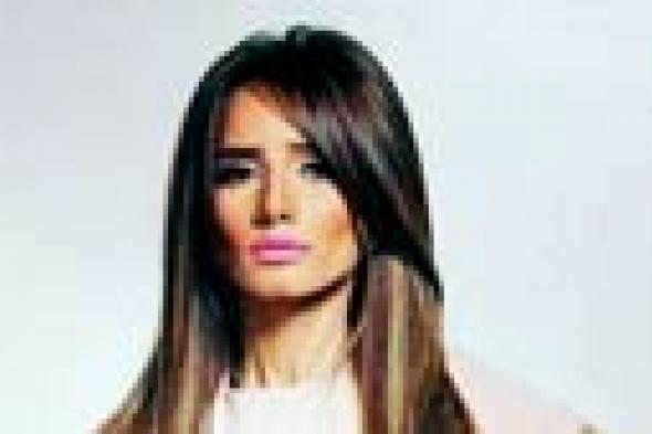 زينة تبرر دفاعها عن أحمد عز