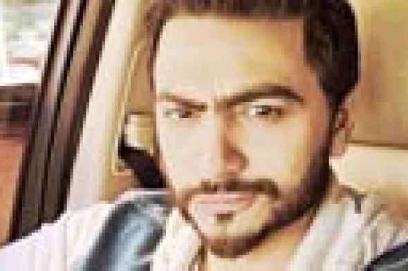 بالفيديو- تامر حسني: أمي حرمت نفسها من الدنيا لتعوضني عن غياب والدي