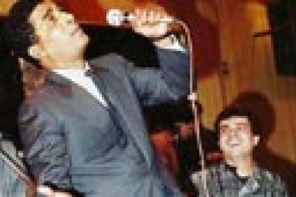 صورة نادرة لعمرو دياب وهو مستمتع بغناء أحمد زكي!