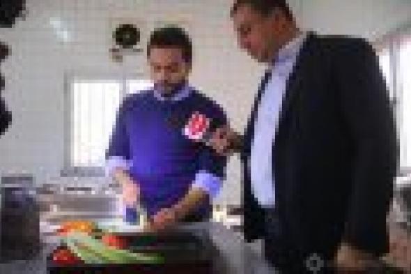 بالصور: تامر حسني يطبخ ويغني مع الأمهات بدار المسنين