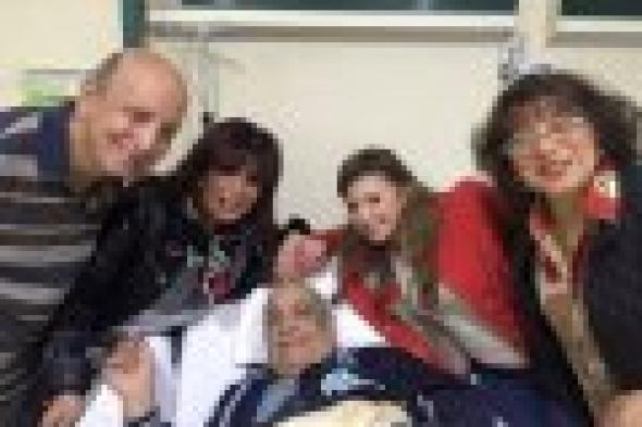 بالصور: نجوى فؤاد ومنة جلال تزوران والد النجم تامر حسني في المستشفى