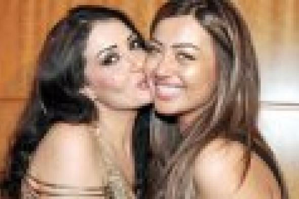 بالصور: أبناء وبنات وأمهات، ورود الفن العربي في احتفالية "عيد الأم"