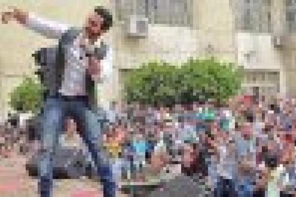 بالصور: تكريم تامر حسني بمدرسة "كلية رمسيس الجديدة"