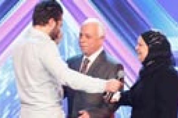 صورة- The X Factor يفاجئ متسابق بأهله على المسرح