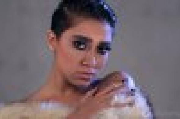 بالصور: زيزي عادل تقص شعرها من أجل كليبها الجديد