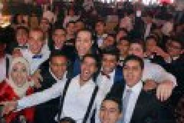 بالصور: حكيم يحتفل مع نجله "أحمد" بحفل تخرجه