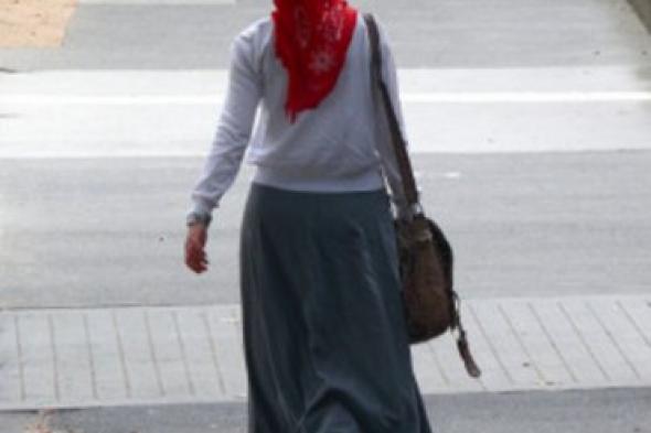 منع فتاة مسلمة من دخول المدرسة في فرنسا بسبب تنورة طويلة