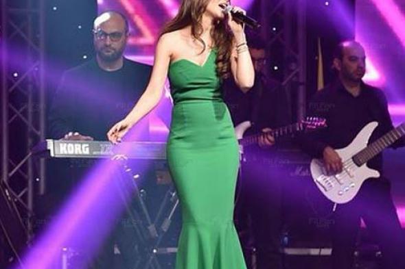 بالصور- نانسي عجرم رشيقة بالأخضر في حفلها في الأردن