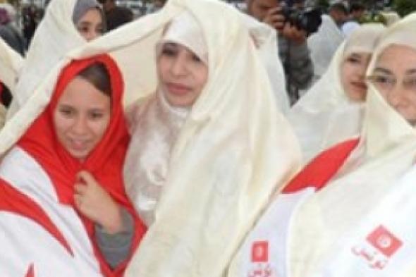الرئيس التونسي يدعو المنقبات إلى التخلص من النقاب الغريب عن المجتمع للمشاركة في الحياة العامة.
