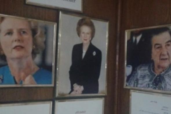 غولدا وميري وبينهما متر قماش