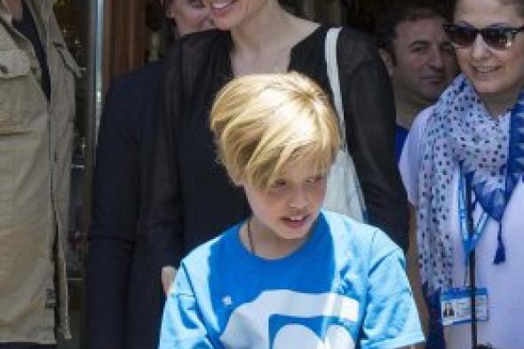 بالصور : أنجلينا جولي تصطحب ابنتها في زيارة للاجئين السوريين