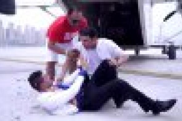 بالفيديو: مصطفى كامل يطرح رامز أرضًا ويعتدي عليه بالضرب في "رامز واكل الجو"