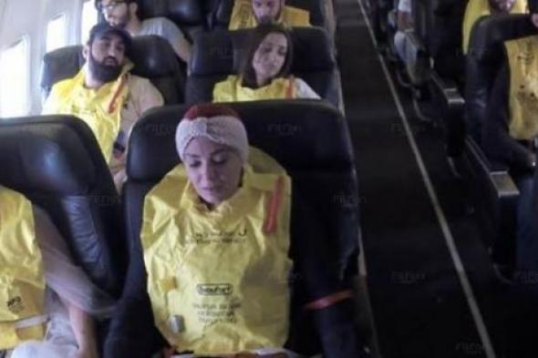 بالفيديو- صابرين تسجد على متن طائرة "هبوط اضطراري"