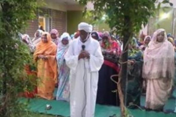 بالصور: الترابي يؤم مجموعة من النساء ويفطر معهن ويفتي بعدم الفصل بينهن والرجال وصوره تثير مواقع التواصل !!