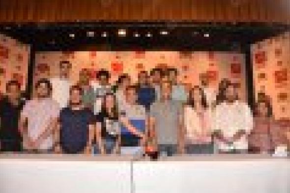 بالصور: أشرف عبدالباقي يحتفل مع نجوم "مسرح مصر" بإطلاق الموسم الأول