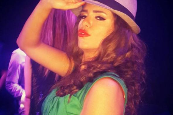 دنيا عبد العزيز: واثقة في جمالي بدون مكياج!