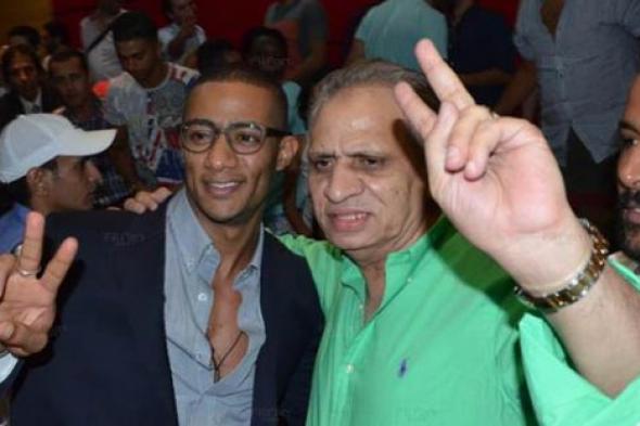 بالفيديو- السبكي يستعين بالشرطة النسائية لفض التحرش أمام سينما مترو