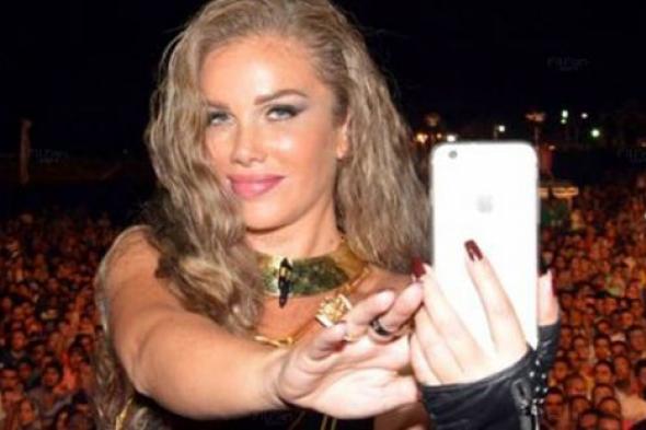 بالصور- نيكول سابا تلتقط Selfie مع جمهورها في حفلها لثاني أيام عيد الفطر