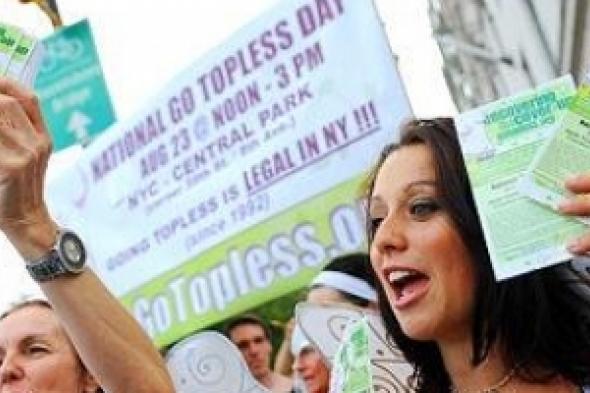 تظاهرة في كندا دفاعا عن حق النساء في السير عاريات الصدور