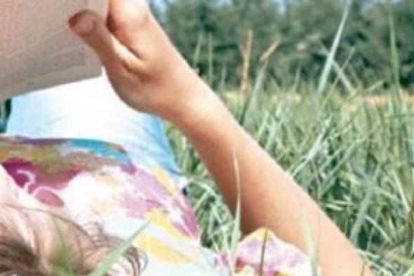 فتيات يهمن بالروايات العاطفية والنهايات السعيدة