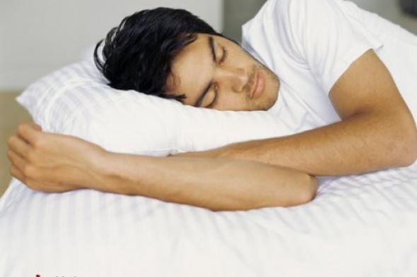 النوم على جانب واحد يقلل من مخاطر الإصابة بالزهايمر