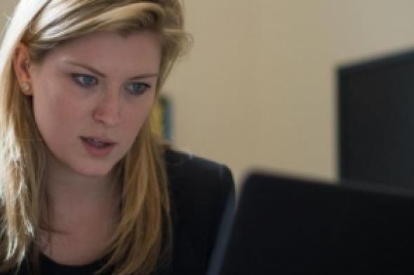 لماذا تتجمد النساء بردا في العمل؟