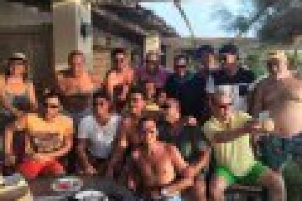 بالصور: السقا وأحمد عز وشريف منير ونجوم آخرون يلتقون الهضبة في الساحل