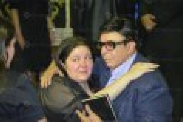 بالصور: حزن ودموع النجوم في عزاء الراحل نور الشريف