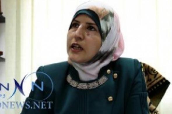 بالصور: المأذونة الفلسطينية تحرير حماد .. امرأة تتوسّط محكمة لـ"جمع رأسين بالحلال"