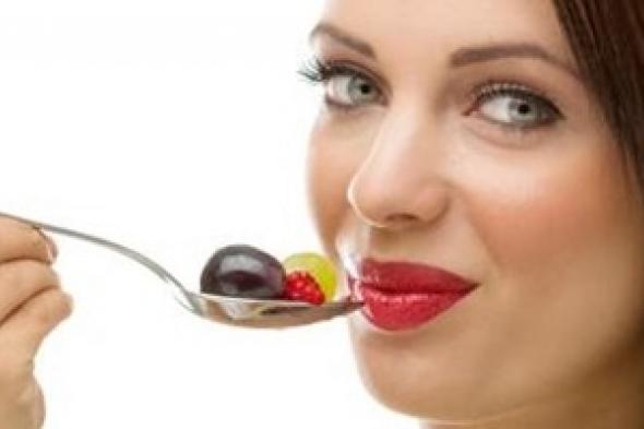 دراسة تؤكد أن النساء يصبحن أكثر رومانسية عند الشبع