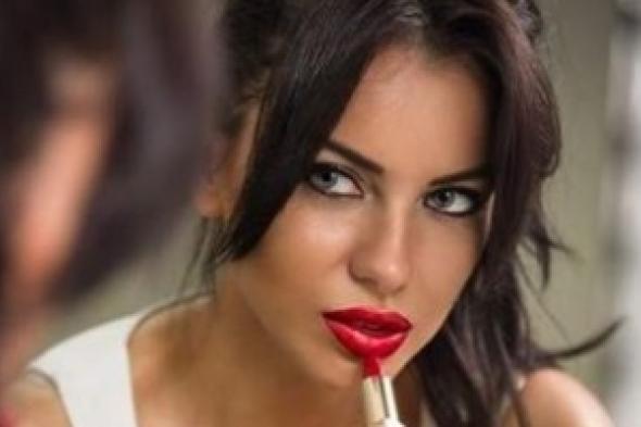 دراسة: أضرار أحمر الشفاه الصحية والجلدية