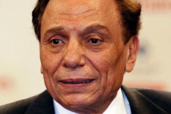 عادل إمام  يعود من الساحل الشمالي للتحضير لمسلسله الجديد