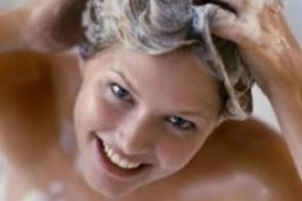 أخطاء نرتكبها عند غسل الشعر