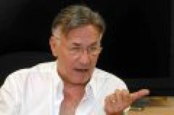 بالفيديو: عزت أبو عوف يعلن زواجه من مديرة أعماله