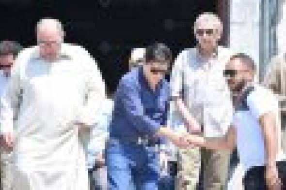 بالصور: محمد الحلو يودع جثمان زوجته وسط حضور ضعيف للفنانين