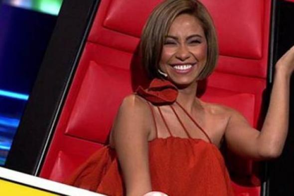 شيرين تحضن المتسابقة هدير يوسف على مسرح The Voice لأنها تذكرها بهذه المطربة