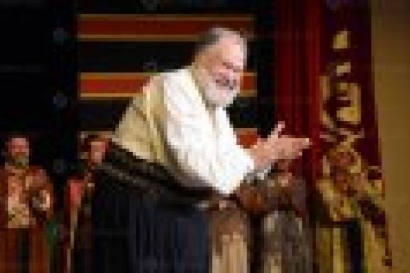 بالصور: يحيى الفخراني وأبطال "ليلة من ألف ليلة" يحتفلون بالمليون الأول