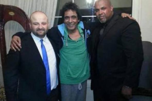 بالصورة: الظهور الأول لمحمد منير بعد خضوعه لجراحة بالقلب