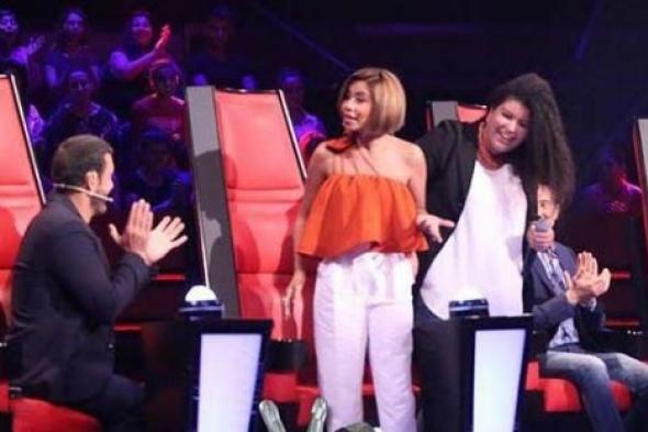 شيرين تخطف المغربية سارة من حكام The Voice بالجلوس على "حِجرها"!