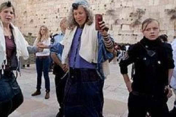 فتيات اسرائيليات يمزقن ملابسهن غير المحتشمة بعد “انتفاضة فلسطين الثالثة “
