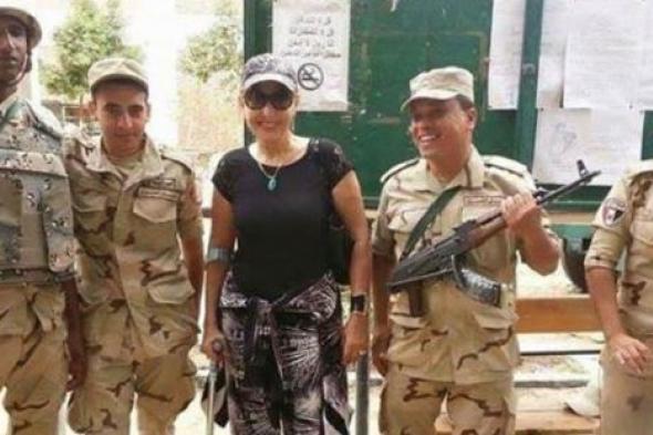 نادية الجندي توضح سبب استعانتها بعكاز أثناء الإدلاء بصوتها في الانتخابات البرلمانية