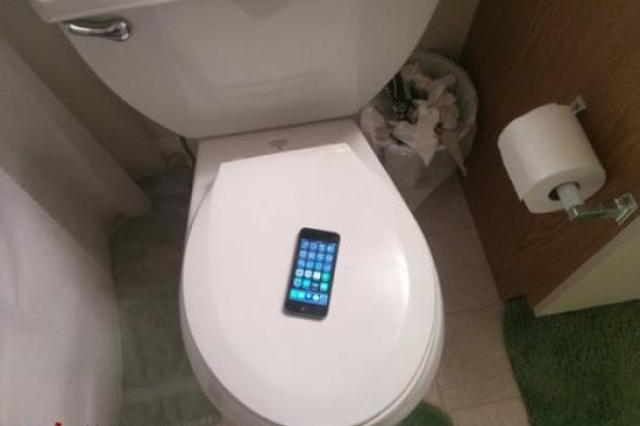 تعرف على مخاطر استخدام الهاتف في الحمام
