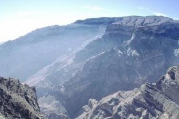 16 امرأة خليجية يصعدن إلى قمة جبل شمس أعلى قمة جبلية في الخليج