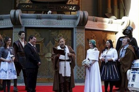 بالصور- حفل زواج في طابور الانتظار لفيلم Star Wars وسط شخصيات الفيلم