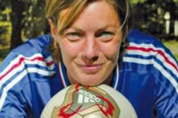 إمرأة تحرج مدربي فرنسا وتخطف لقب الأفضل