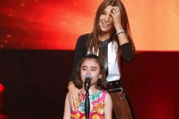 طفلة سورية تؤثر في حكام The Voice Kids.. وتامر حسني محاولا إقناعها بالانضمام له: كلك نظر