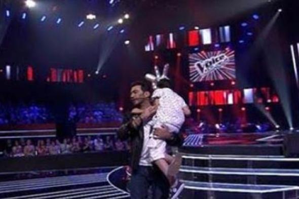 صورة- تامر حسني يخطف أحمد السيسي ويهرب به من مسرح The Voice Kids